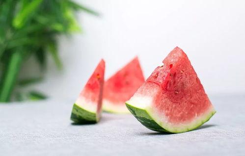 梦到吃瓜 瓜里长虫,吃瓜遇虫，揭秘潜意识中的恐惧与期待